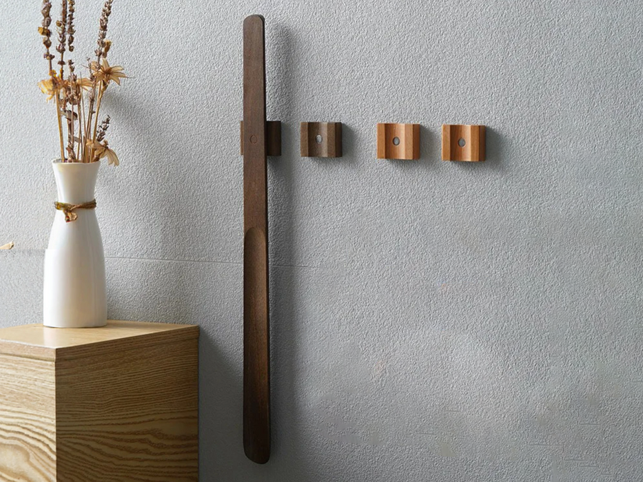 Kolm - Wooden Long Handle Magnetic Shoehorn 55 cm  BO-HA Nut Brown  